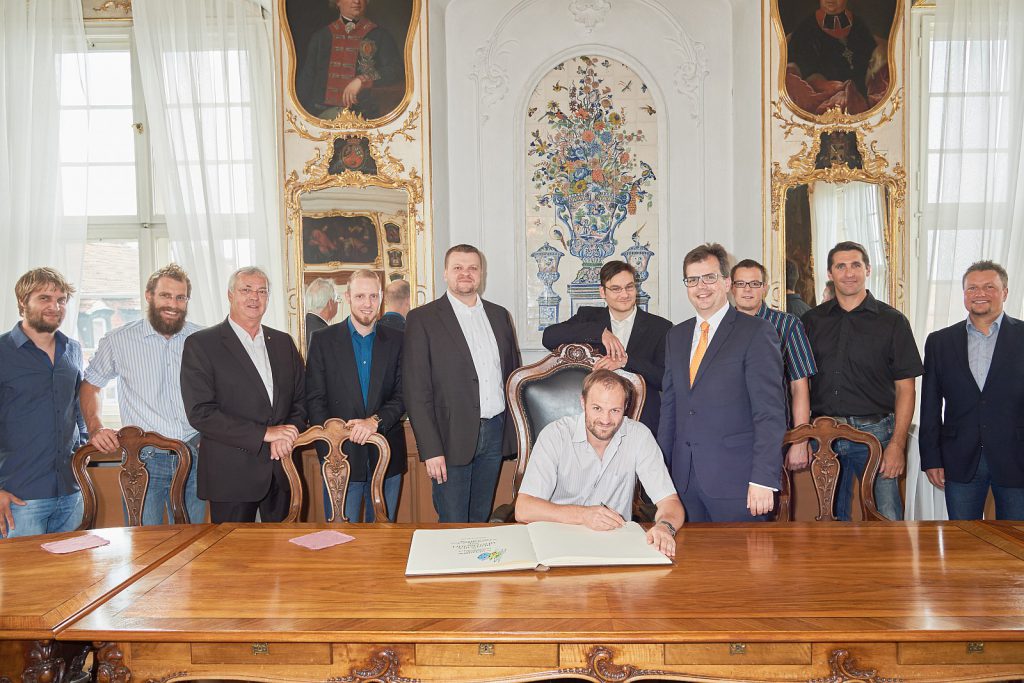 Ehrung und Eintrag ins Goldene Buch der Bamberger Unterwasserrugbymannschaft durch 2. Buergermeister Dr. Christian Lange im Rokokosaal des Alten Rathaus.